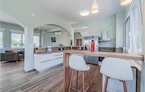 virtuve, Lovely Home In Sreser in Sreser