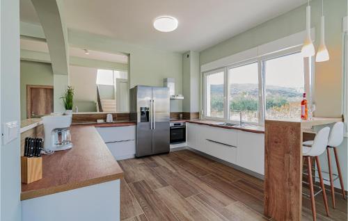 virtuve, Lovely Home In Sreser in Sreser