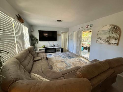 Cozy Beach Style 3-bedroom Home with Heated Pool in Hollywood, USA