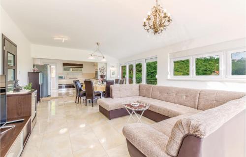 Stunning Home In Sinj