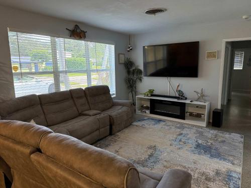 Cozy Beach Style 3-bedroom Home with Heated Pool in Hollywood, USA