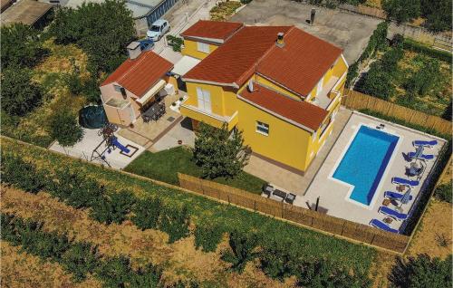 Gorgeous Home In Kastel Luksic – khách sạn tại Kastel Luksic