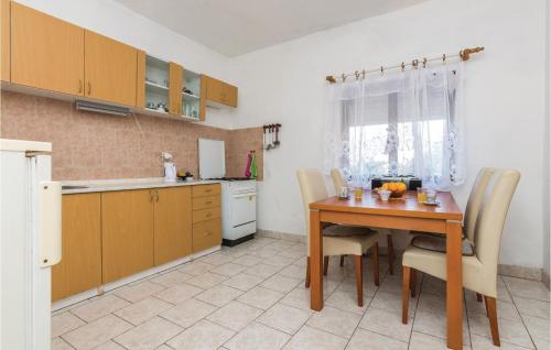virtuve, Three-Bedroom Holiday Home In Sikovo in Sikovo