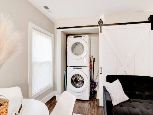 Cozy 1-Bedroom Retreat, New Remodel, Fast Wi-Fi in Columbus, USA