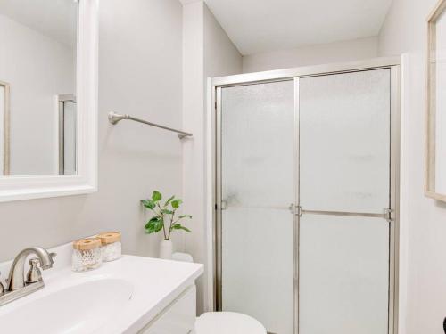 Cozy 1-Bedroom Retreat, New Remodel, Fast Wi-Fi in Columbus, USA