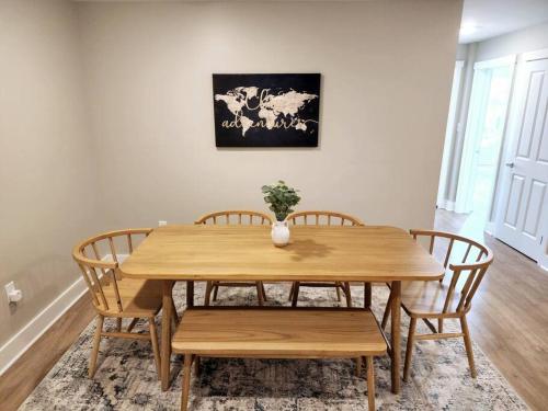 Upscale Downtown 2BR, Private Deck, Full Kitchen in Columbus, USA