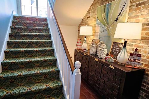 Upscale Downtown 2BR, Private Deck, Full Kitchen in Columbus, USA