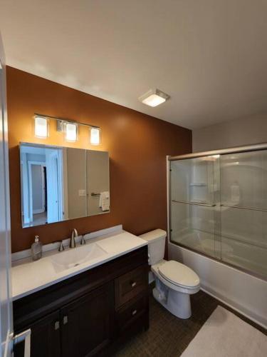 Upscale Downtown 2BR, Private Deck, Full Kitchen in Columbus, USA