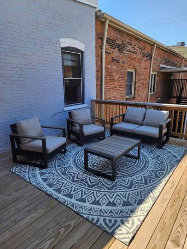 Upscale Downtown 2BR, Private Deck, Full Kitchen in Columbus, USA