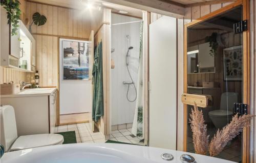Fürdőszoba, 3 Bedroom Pet Friendly Home In Beder in Odder