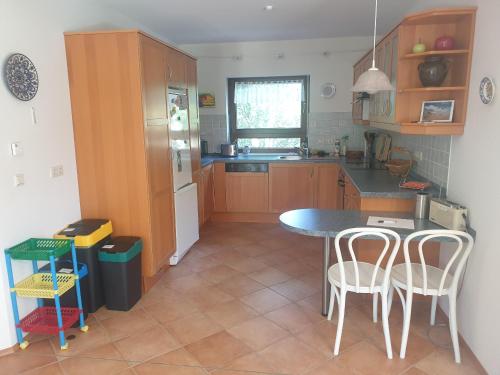 Martha - Ferienhaus, 3 Schlafzimmer, 2 bis 6 Personen, S-Bahn nach Berlin, Strausseenähe, ruhige Lage, Strausberg (fotografie 10)