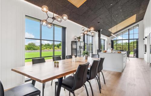 Kitchen, 4 Bedroom Pet Friendly Home In Tarm in Skaven
