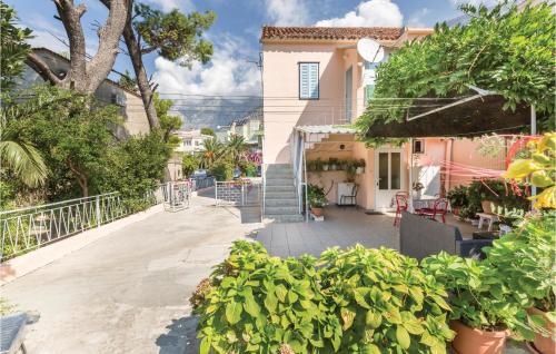 Awesome Apartment In Makarska With Kitchen