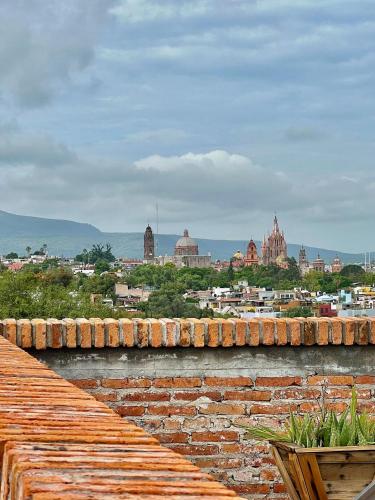 3 deptos en el mismo lugar: Penthouse con doble altura y magnífica arquitectura, Loft con cocina integral y Departamento en planta baja con patio. in San Miguel de Allende, Mexico