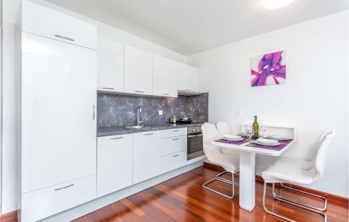 廚房, Lovely Apartment In Malinska With Wifi in 米爾澤堤奇