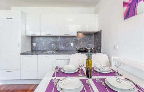 廚房, Lovely Apartment In Malinska With Wifi in 米爾澤堤奇