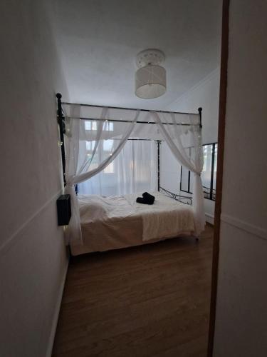 voodi, Romantique pour 2 avec lit baldaquin et table de massage in Gignac