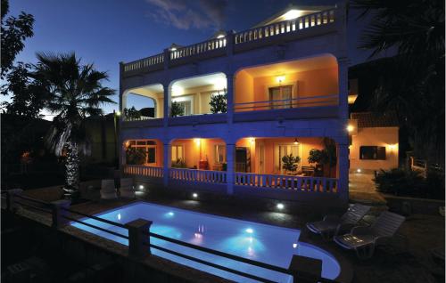 Holiday Home Vlaska Iii – khách sạn tại Kastel Stari