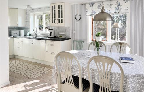 virtuve, Amazing Home In Kopmannebro With Wifi in Asensbruka