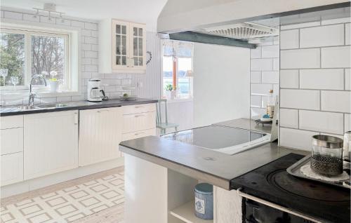 virtuve, Amazing Home In Kopmannebro With Wifi in Asensbruka
