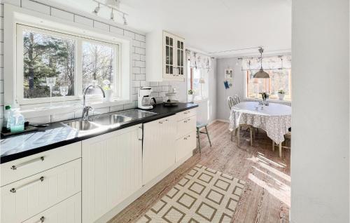 virtuve, Amazing Home In Kopmannebro With Wifi in Asensbruka