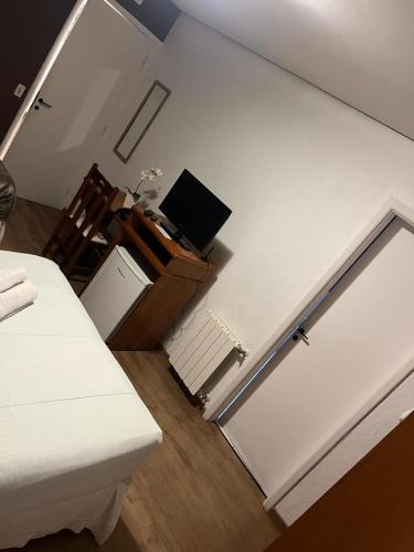 Budget Double Room image 10