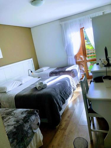 1 double bed, 2 twin beds