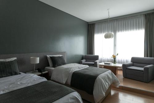 2 twin beds