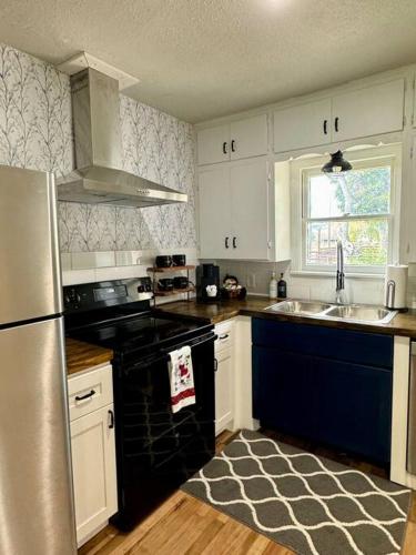 HOT TUB! Cozy Bungalow Downtown near River in New Braunfels, USA