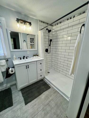 HOT TUB! Cozy Bungalow Downtown near River in New Braunfels, USA