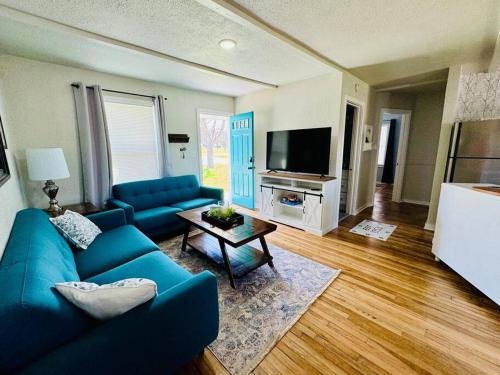 HOT TUB! Cozy Bungalow Downtown near River in New Braunfels, USA
