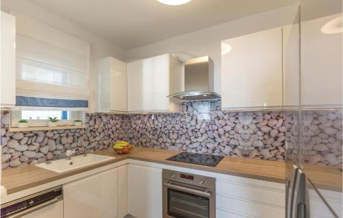 virtuve, Four-Bedroom Holiday Home In Brist in Brist