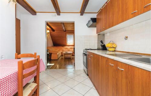 virtuve, 3 Bedroom Nice Apartment In Lokve in Lokve