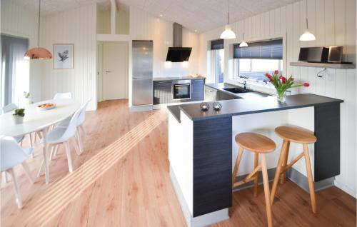 Cuina, Three-Bedroom Holiday Home In Hvide Sande in Hvide Sande