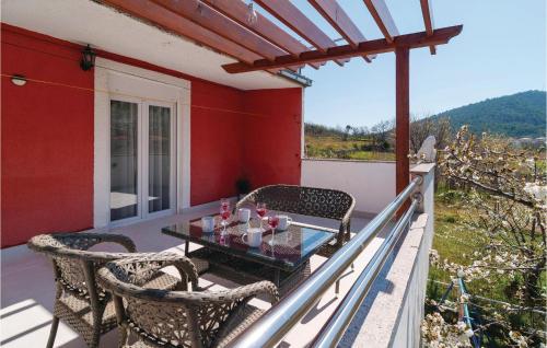 Karstais baseins, Pet Friendly Home In Srinjine With Sauna in Srinjine