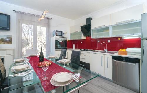 virtuve, Pet Friendly Home In Srinjine With Sauna in Srinjine