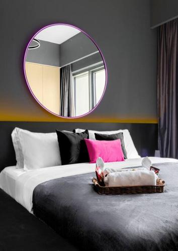 Glow Sky Suite Trendy 1BR- Dubai Mall Access by Maxx Value Homes, Дубай (фото 8)