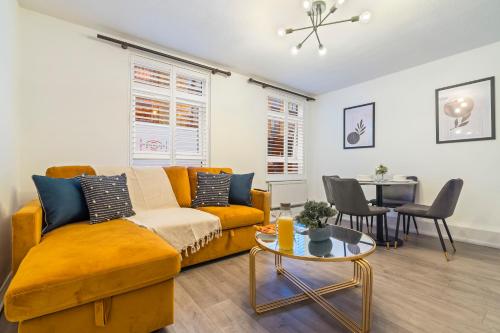 Fulham Serviced Apartment, Sleeps 6 WIFI Parking, Londra