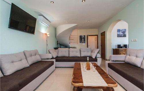 Six-Bedroom Holiday Home In Sevid in 舍維