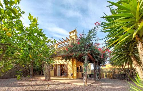 4 Bedroom Cozy Home In Cuevas Del Almanzora, gîte à louer Burjulú