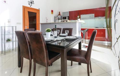 廚房, Three-Bedroom Apartment In Donja Ostrvica in 奧斯特維卡