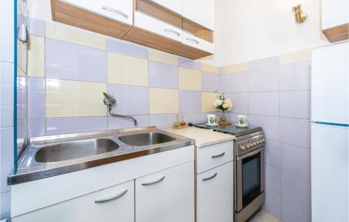 virtuve, Lovely Home In Unesic in Unešić