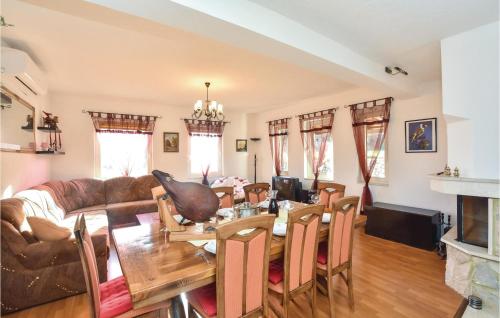 Restorāns, Three-Bedroom Holiday Home In Dicmo in Osoje