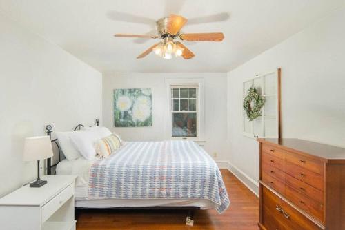 -Brick House Charm - 4 br 3 bath in Appleton, USA
