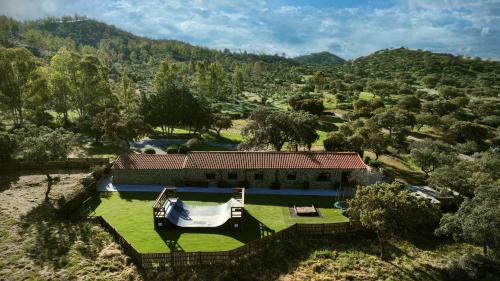 Casa Rural con skatepark y piscina " La Quijada del Lobo " - Casas de Reina