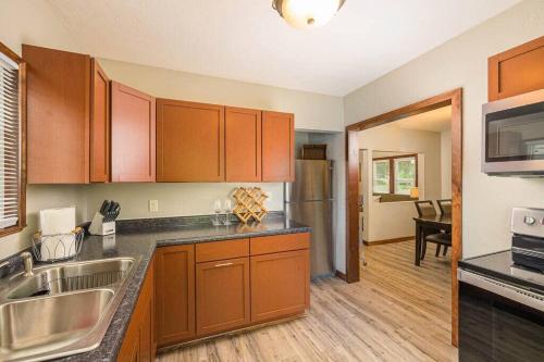 -5 Star Suite Spot - Sleeps 7 3 BR Full Remodel in Appleton, USA