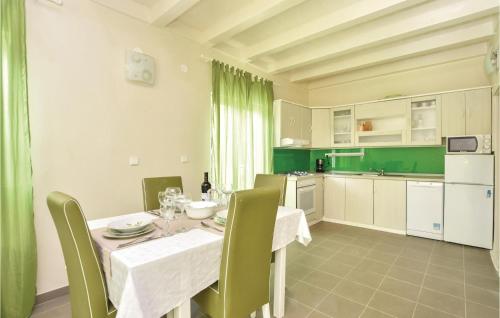 virtuve, Three-Bedroom Holiday Home In Slime in Slime