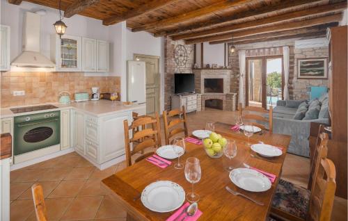 virtuve, Beautiful Home In Cabrunici With Wifi in Jursiči