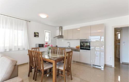Six-Bedroom Holiday Home In Rogoznica, Rogoznica (photo 5)
