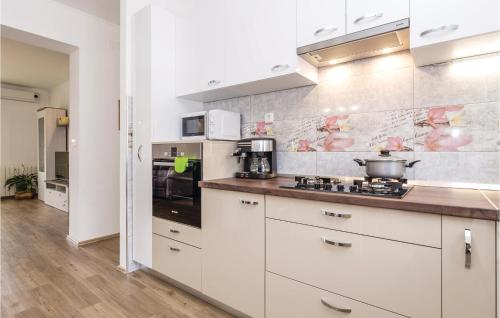 virtuve, 3 Bedroom Lovely Apartment In Jurdani in Jusici